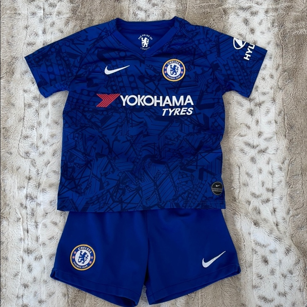 Chelsea soccer kit XS (3-4T)